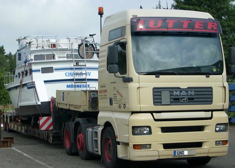 Lutter Spedition NRW - Betriebsumzüge - Maschinentransport - Logistik - Transport eines Schiffes