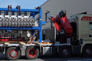 Lutter Spedition NRW - Betriebsumzüge - Maschinentransport - Logistik - Lkw mit Kran beladen mit schwerer Maschine