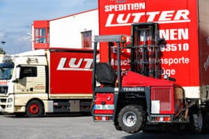 Lutter Spedition NRW - Betriebsumzüge - Maschinentransport - Logistik - Transporter ausgestattet mit Mitnahmestapler