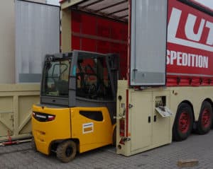 Lutter Spedition NRW - Betriebsumzüge - Maschinentransport - Logistik - Gabelstapler faehrt auf die LKW-Ladeflaeche
