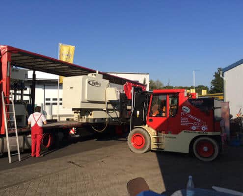 Lutter Spedition NRW - Betriebsumzüge - Maschinentransport - Logistik - Verladung einer Maschine auf den LKW